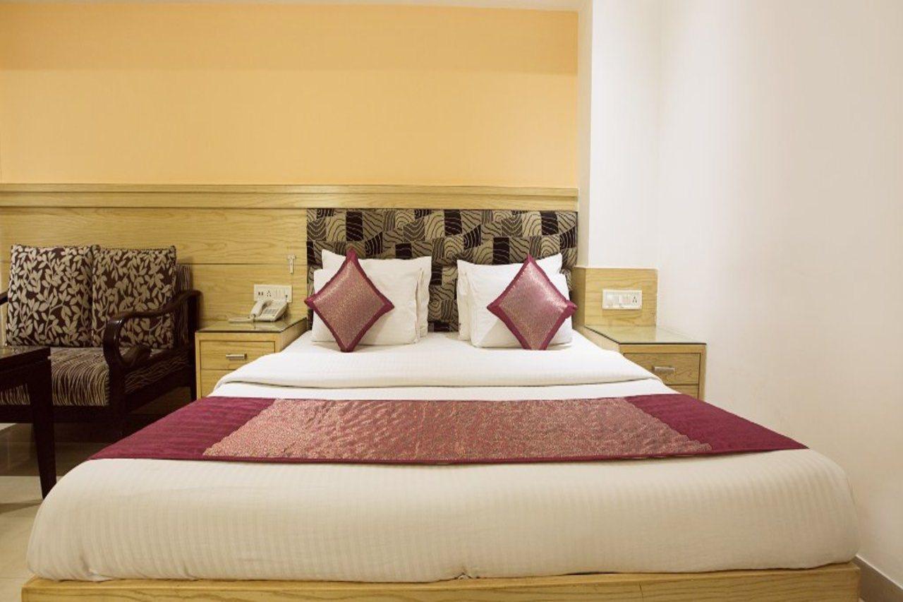 Hotel Krishna Deluxe-By Rcg Hotels New Delhi Bagian luar foto
