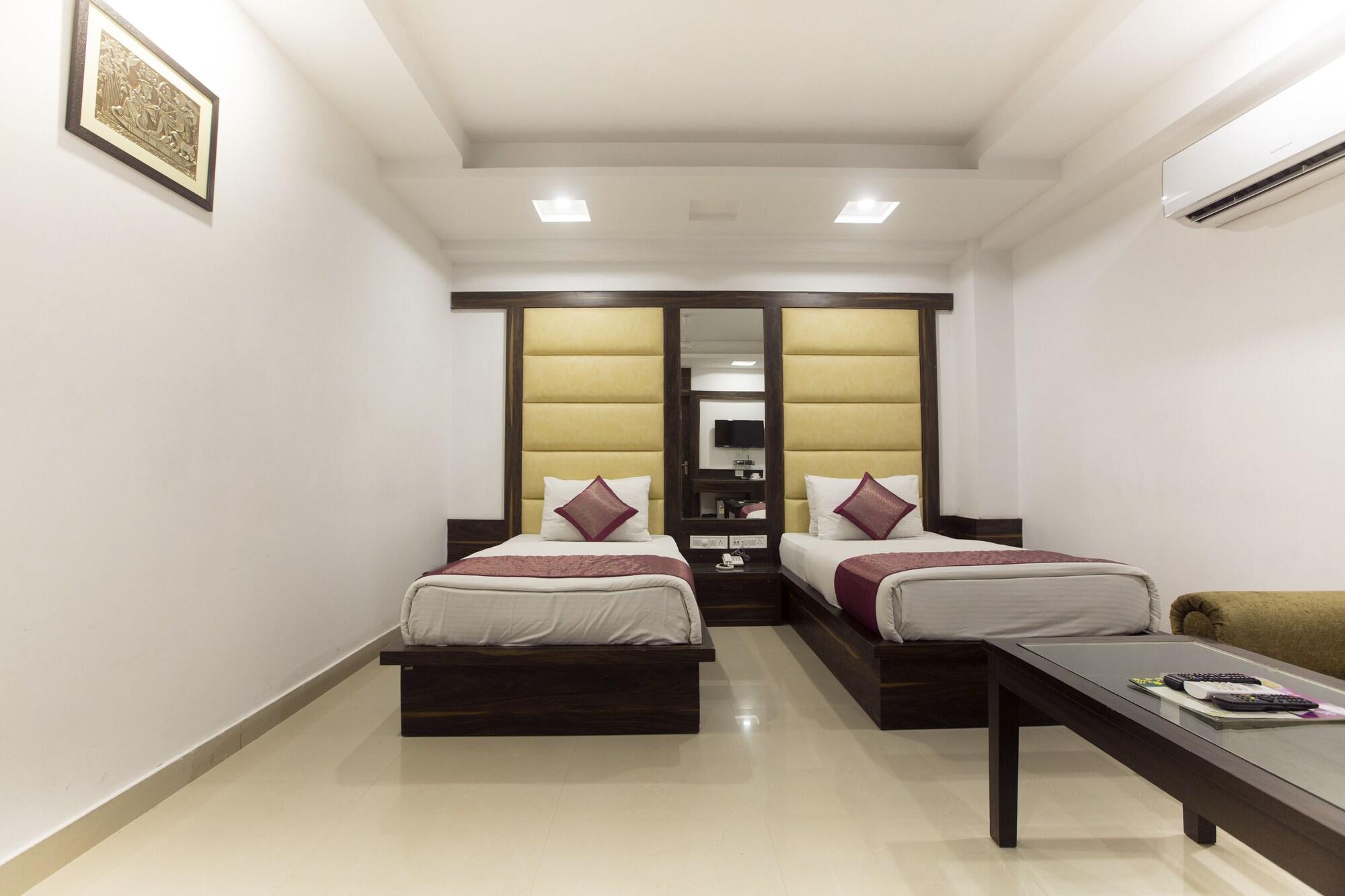Hotel Krishna Deluxe-By Rcg Hotels New Delhi Bagian luar foto