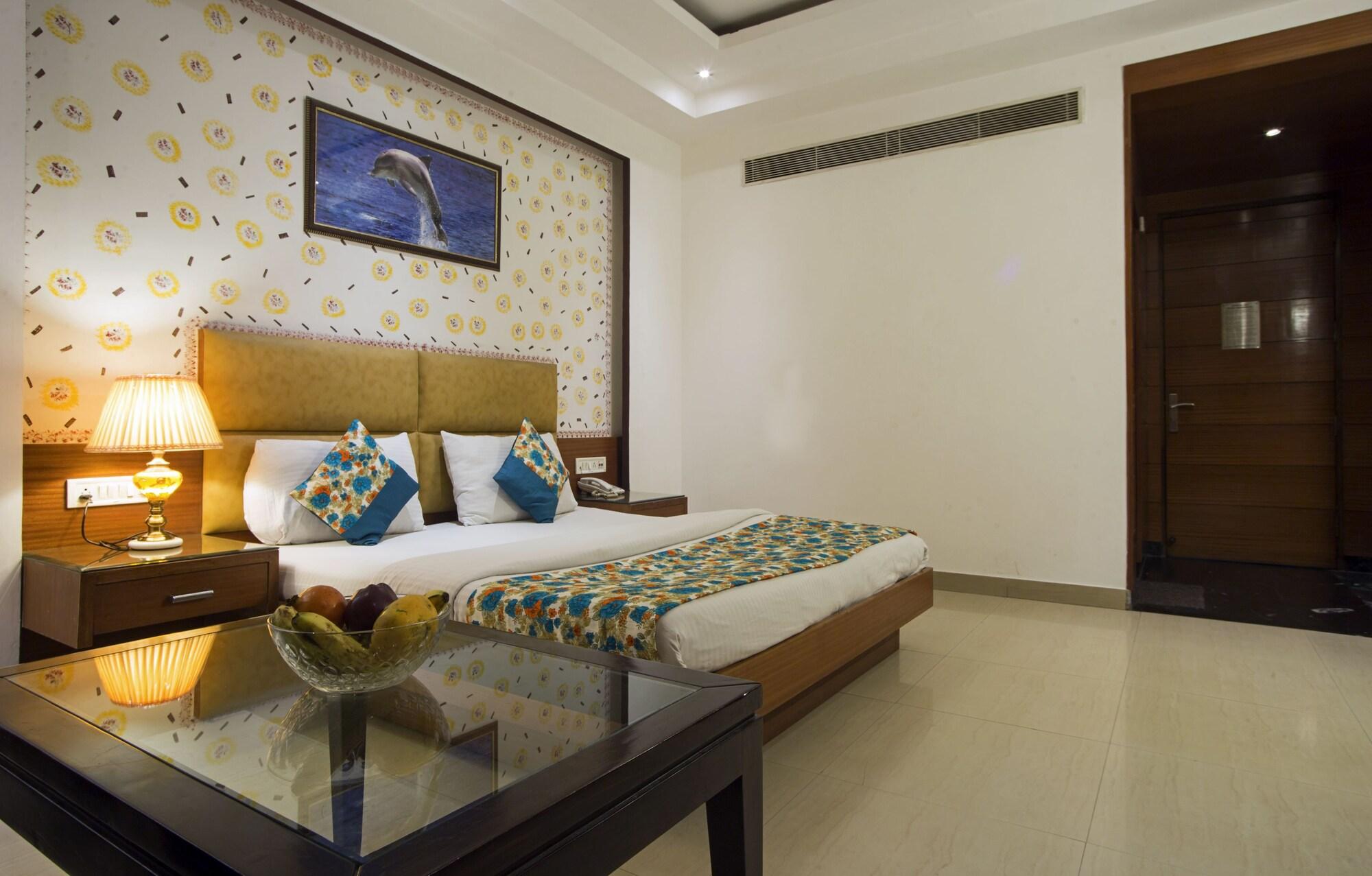 Hotel Krishna Deluxe-By Rcg Hotels New Delhi Bagian luar foto