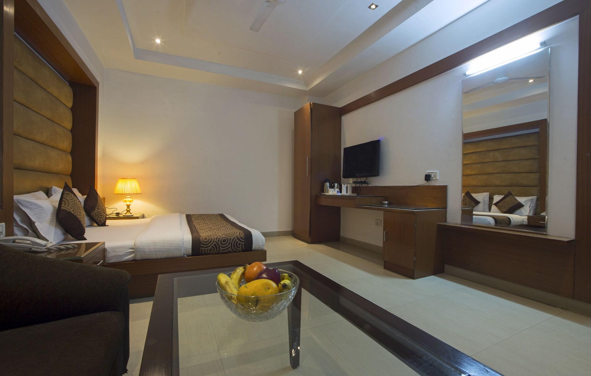 Hotel Krishna Deluxe-By Rcg Hotels New Delhi Bagian luar foto