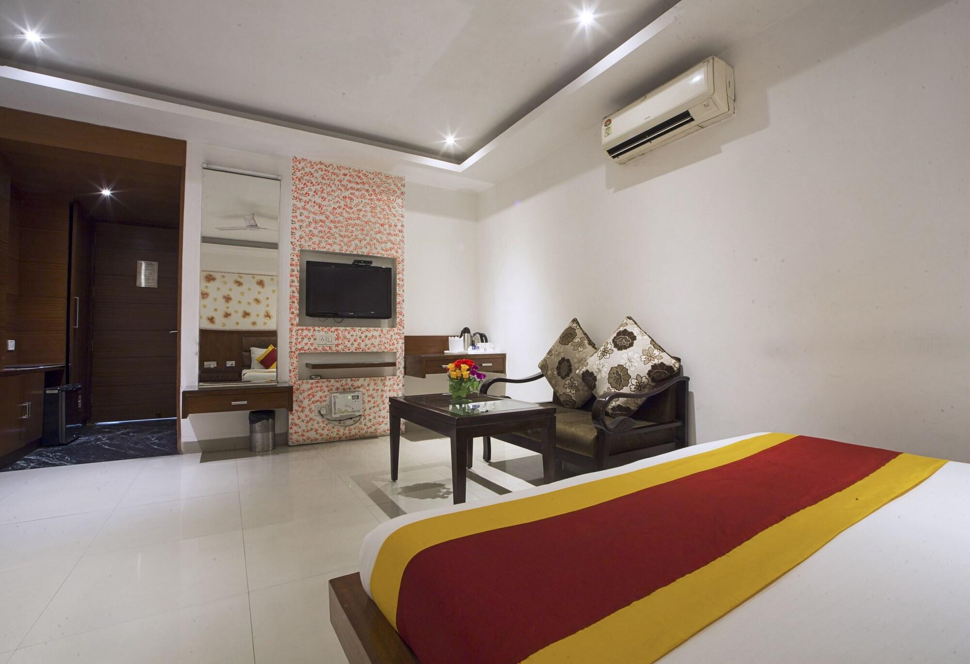 Hotel Krishna Deluxe-By Rcg Hotels New Delhi Bagian luar foto