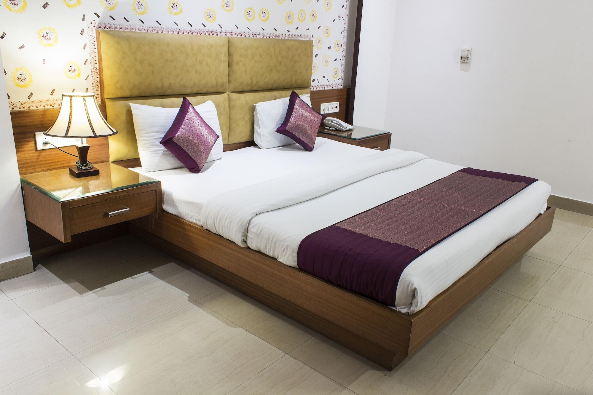 Hotel Krishna Deluxe-By Rcg Hotels New Delhi Bagian luar foto