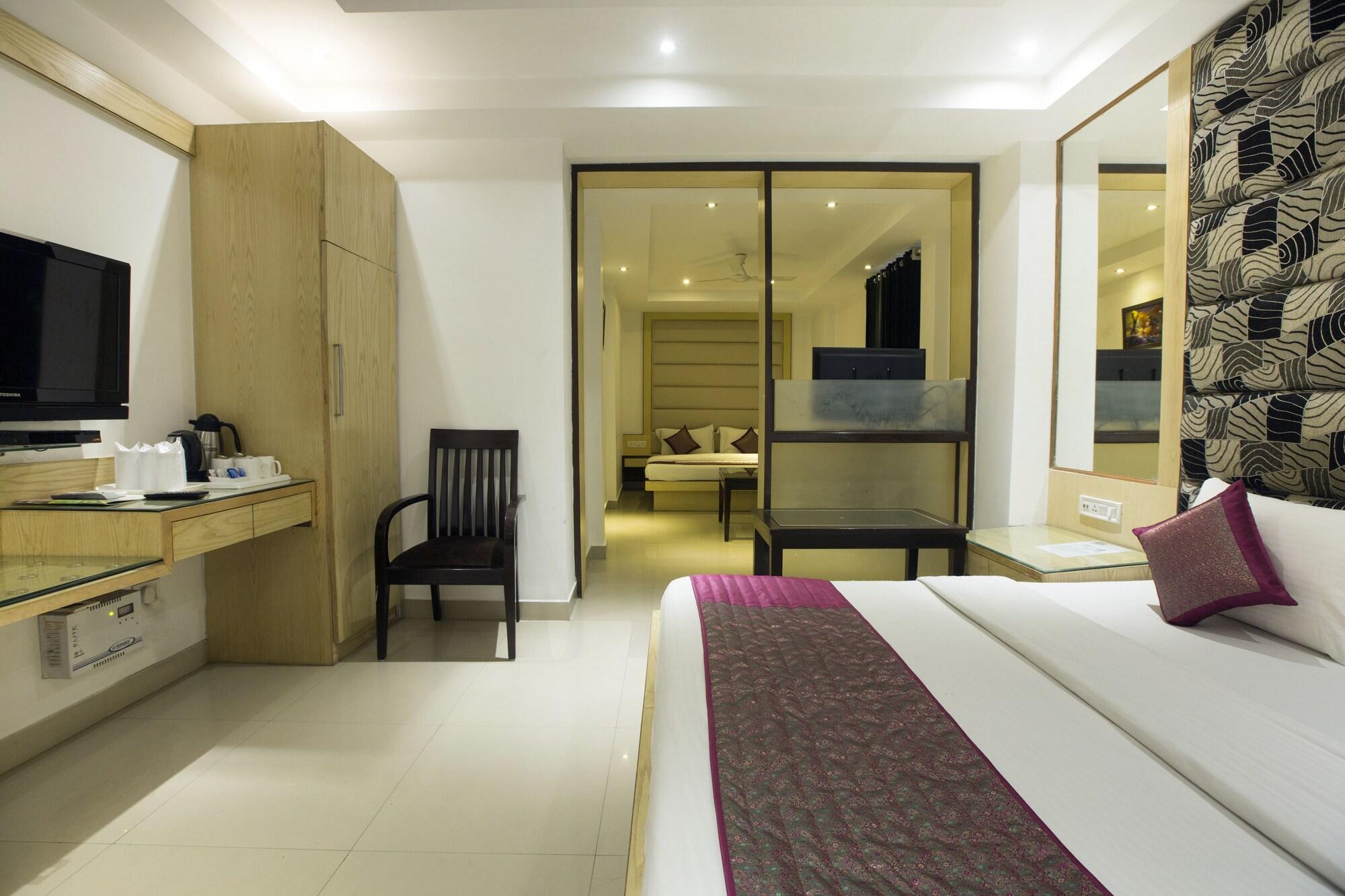 Hotel Krishna Deluxe-By Rcg Hotels New Delhi Bagian luar foto