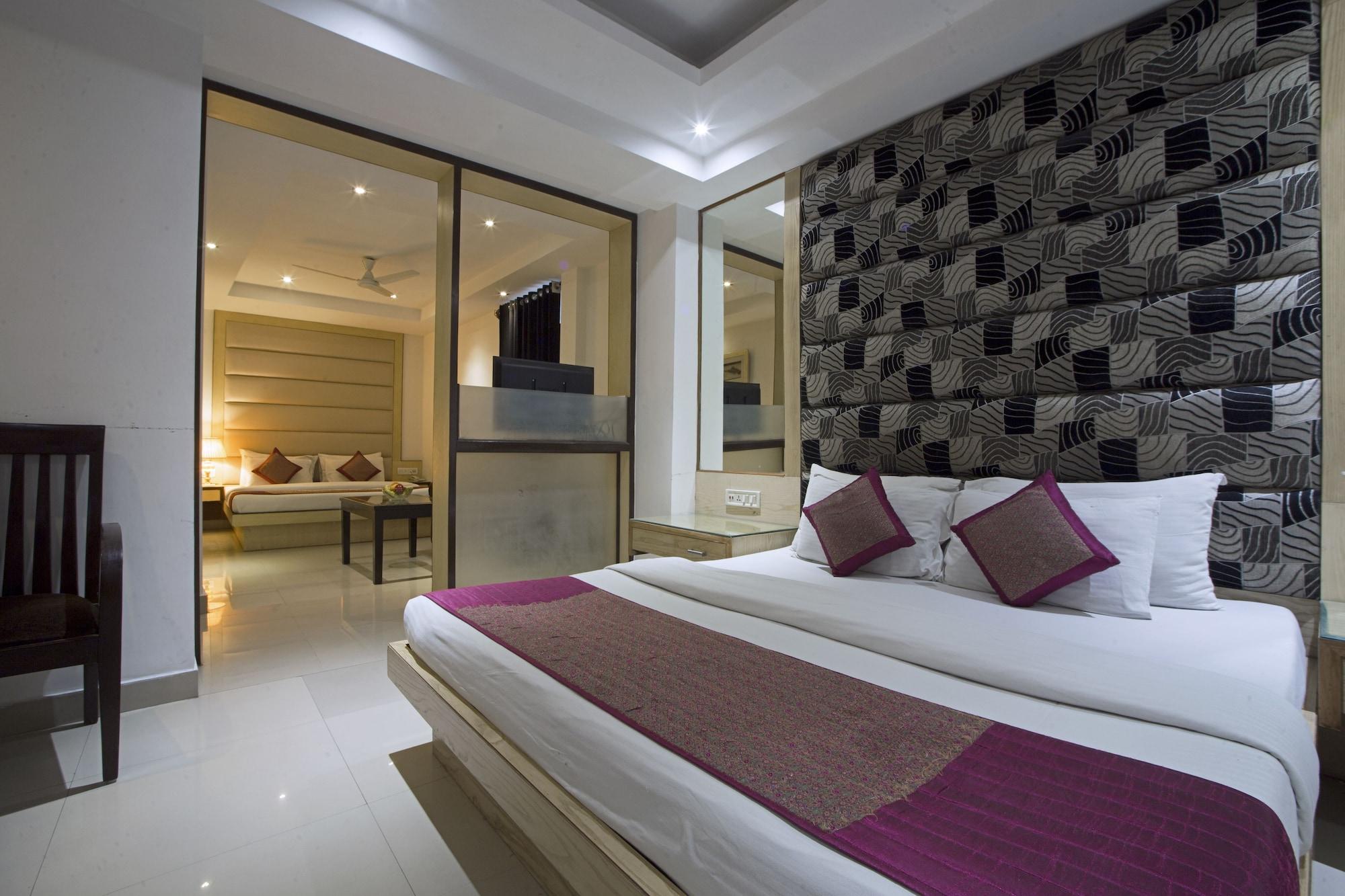 Hotel Krishna Deluxe-By Rcg Hotels New Delhi Bagian luar foto