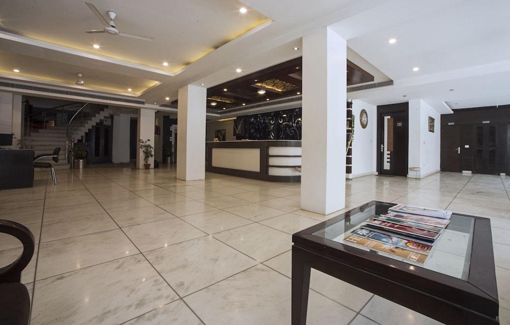 Hotel Krishna Deluxe-By Rcg Hotels New Delhi Bagian luar foto