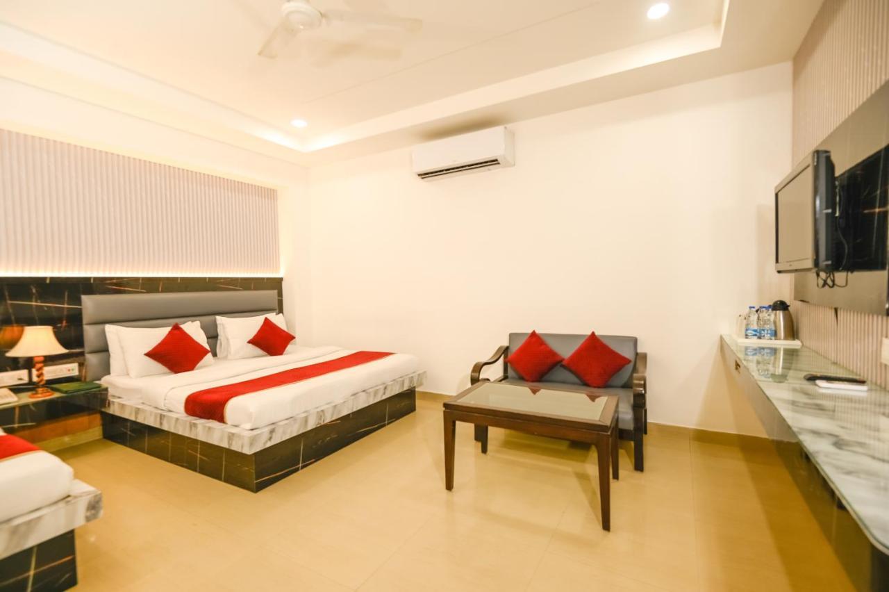 Hotel Krishna Deluxe-By Rcg Hotels New Delhi Bagian luar foto
