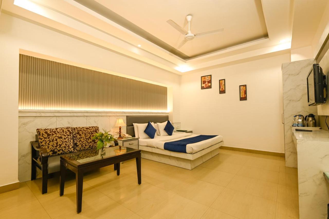 Hotel Krishna Deluxe-By Rcg Hotels New Delhi Bagian luar foto