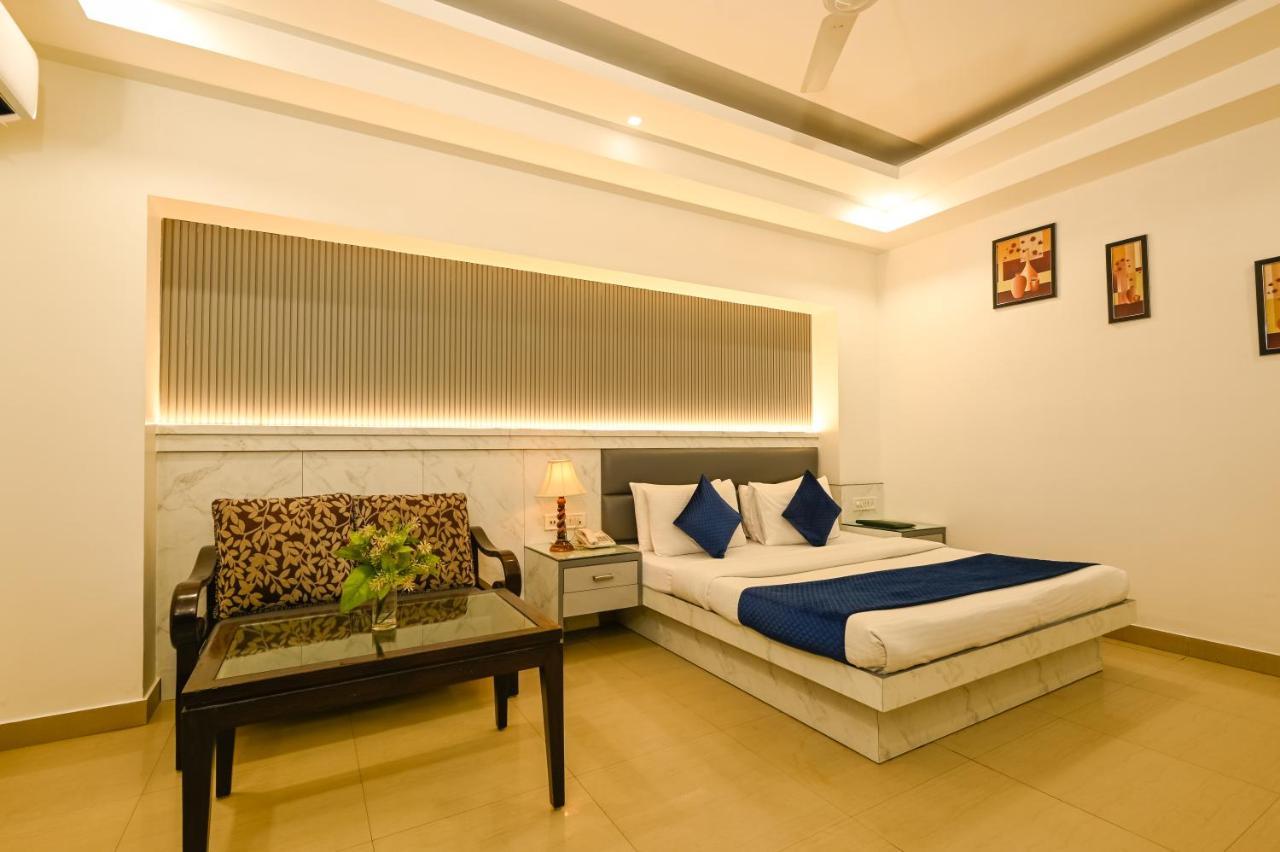 Hotel Krishna Deluxe-By Rcg Hotels New Delhi Bagian luar foto
