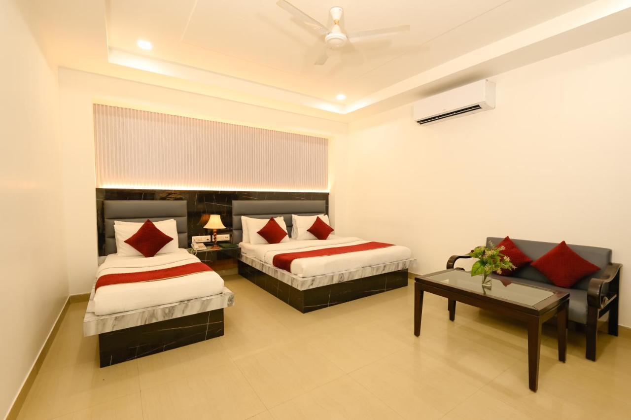 Hotel Krishna Deluxe-By Rcg Hotels New Delhi Bagian luar foto