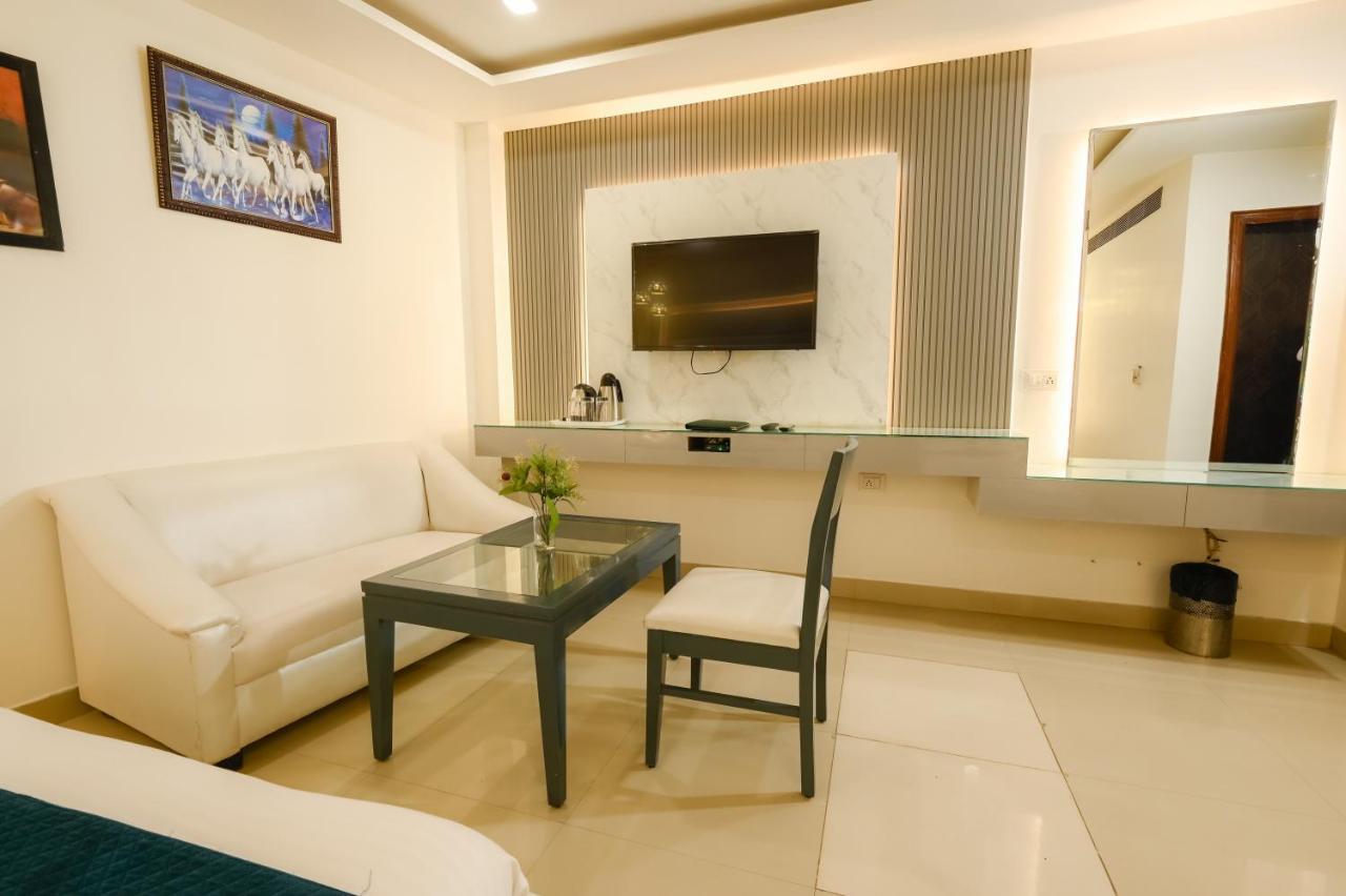 Hotel Krishna Deluxe-By Rcg Hotels New Delhi Bagian luar foto
