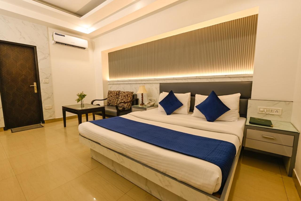 Hotel Krishna Deluxe-By Rcg Hotels New Delhi Bagian luar foto