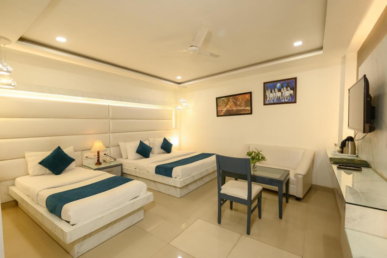 Hotel Krishna Deluxe-By Rcg Hotels New Delhi Bagian luar foto