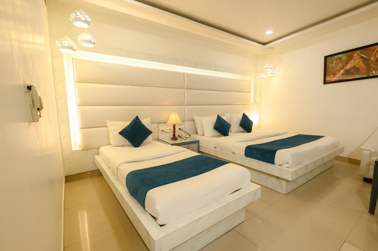 Hotel Krishna Deluxe-By Rcg Hotels New Delhi Bagian luar foto