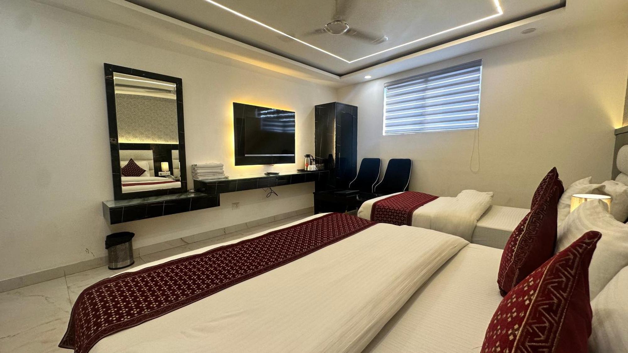 Hotel Krishna Deluxe-By Rcg Hotels New Delhi Bagian luar foto