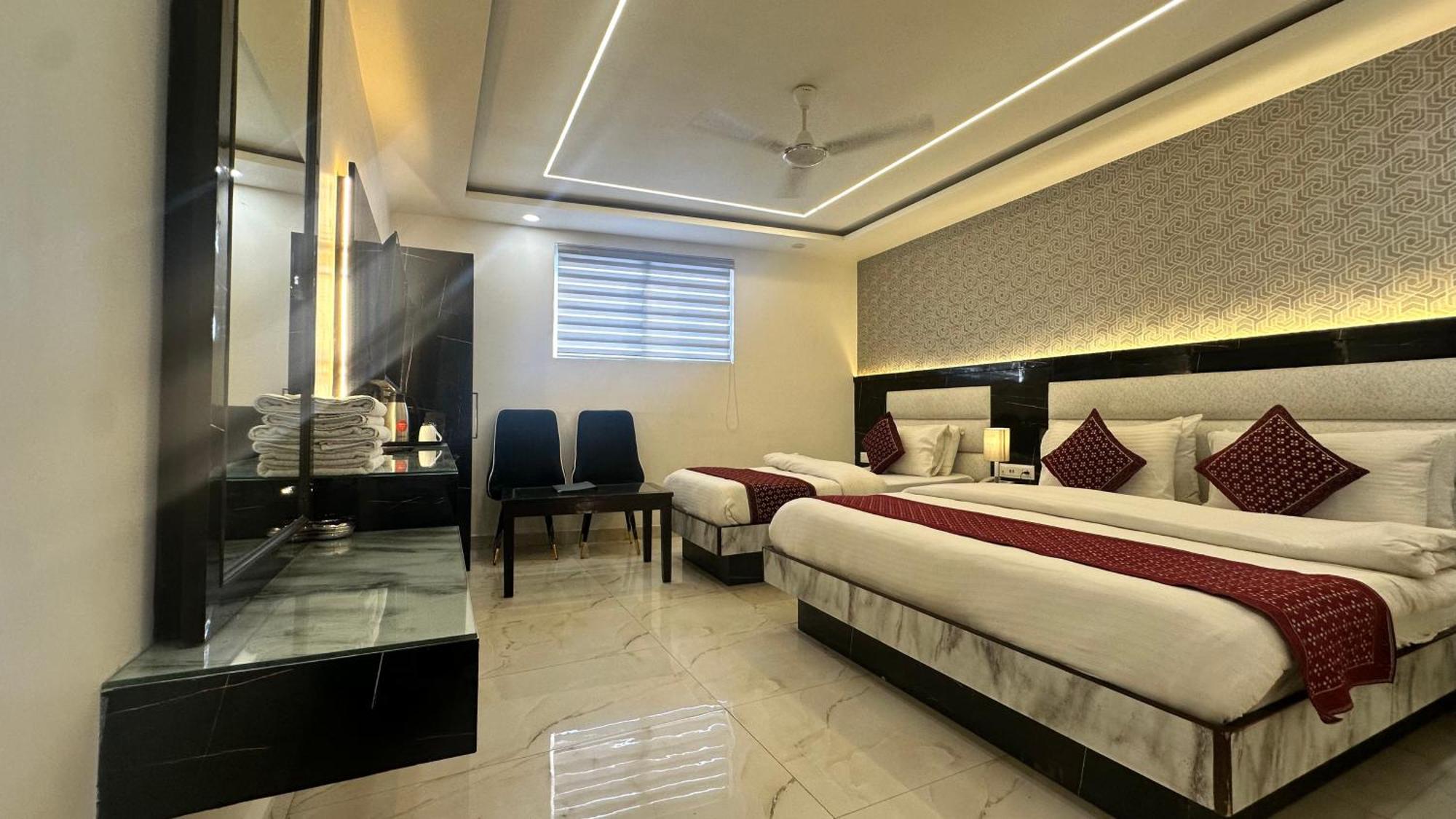 Hotel Krishna Deluxe-By Rcg Hotels New Delhi Bagian luar foto