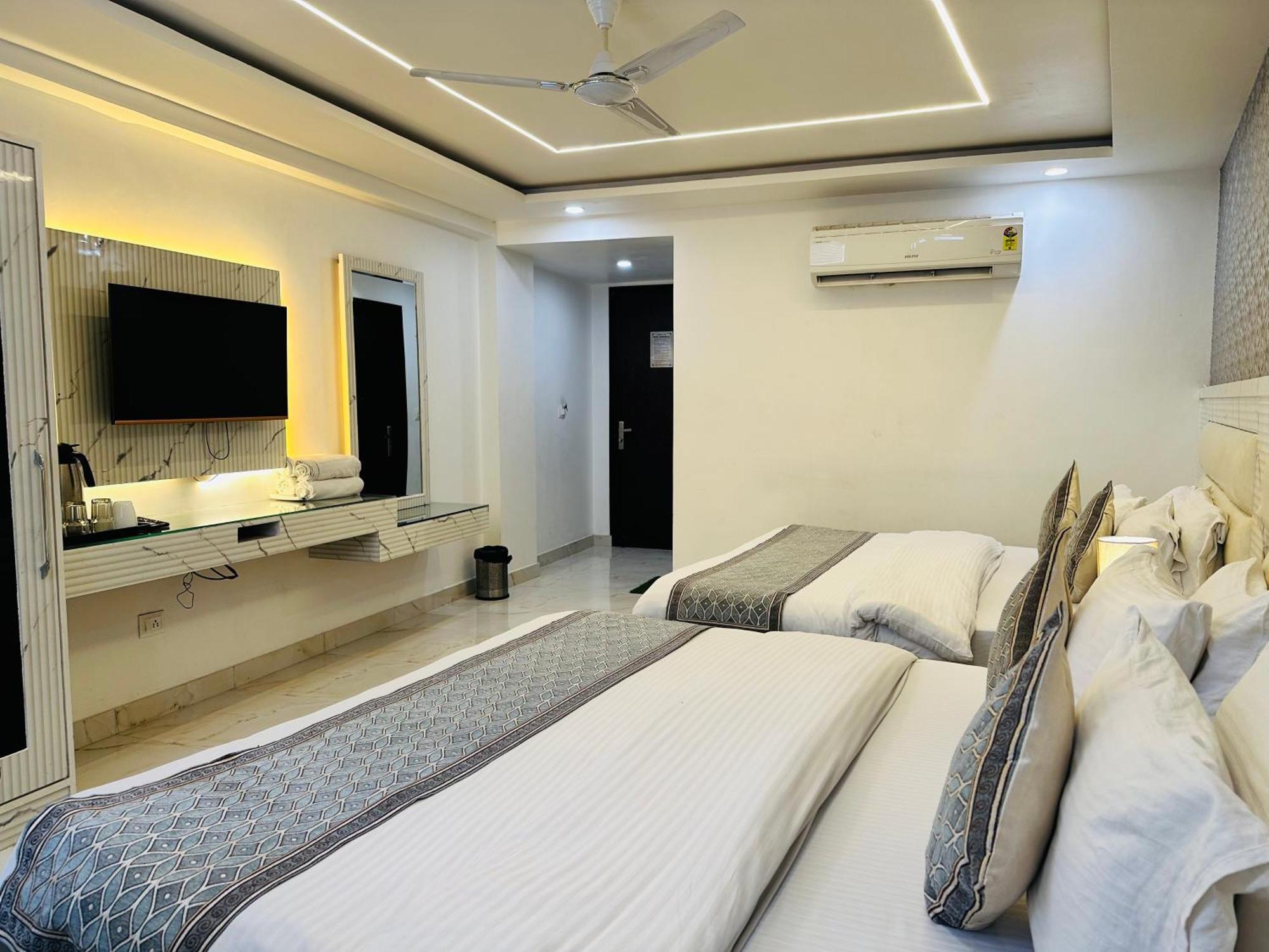 Hotel Krishna Deluxe-By Rcg Hotels New Delhi Bagian luar foto