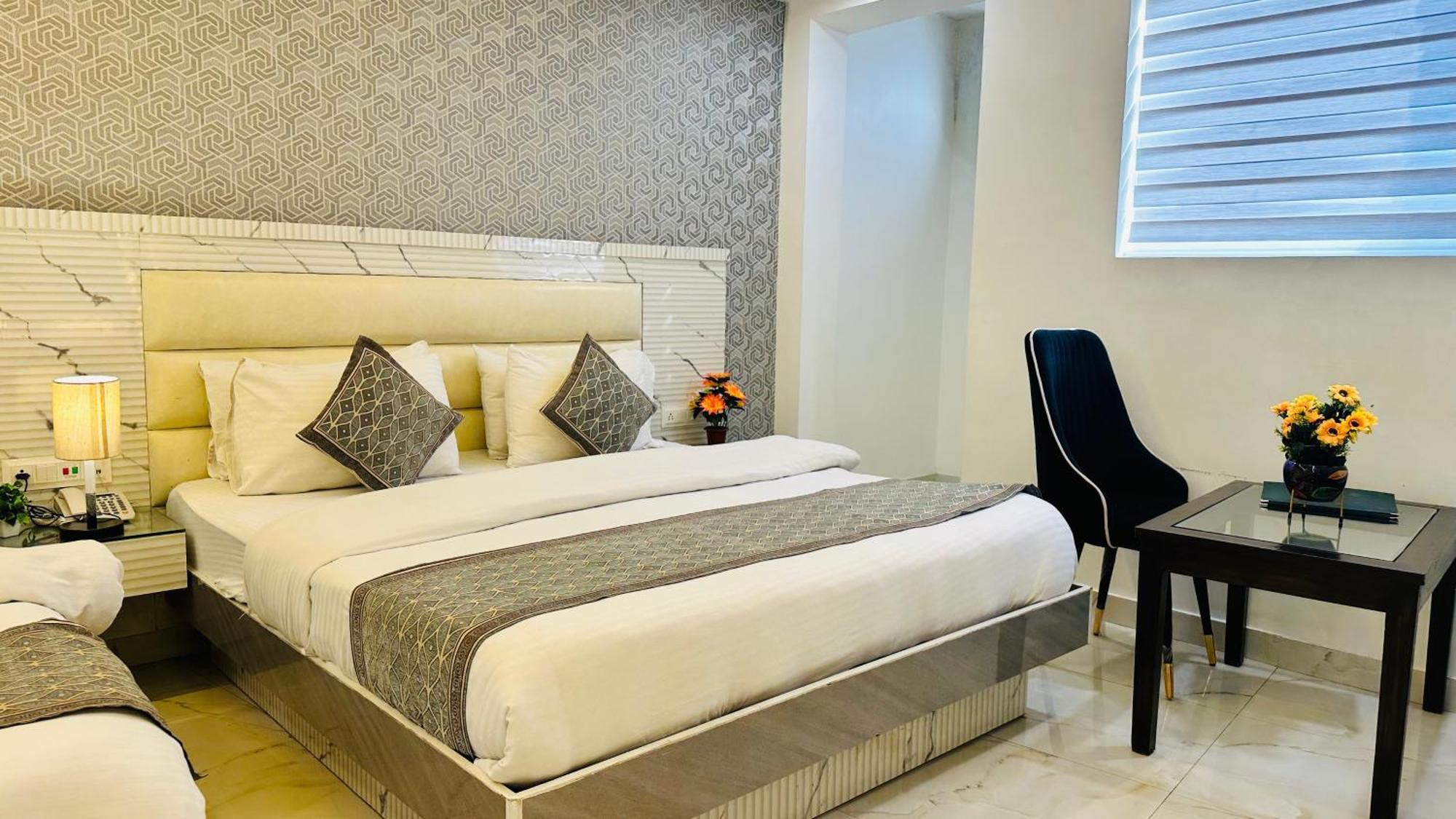 Hotel Krishna Deluxe-By Rcg Hotels New Delhi Bagian luar foto