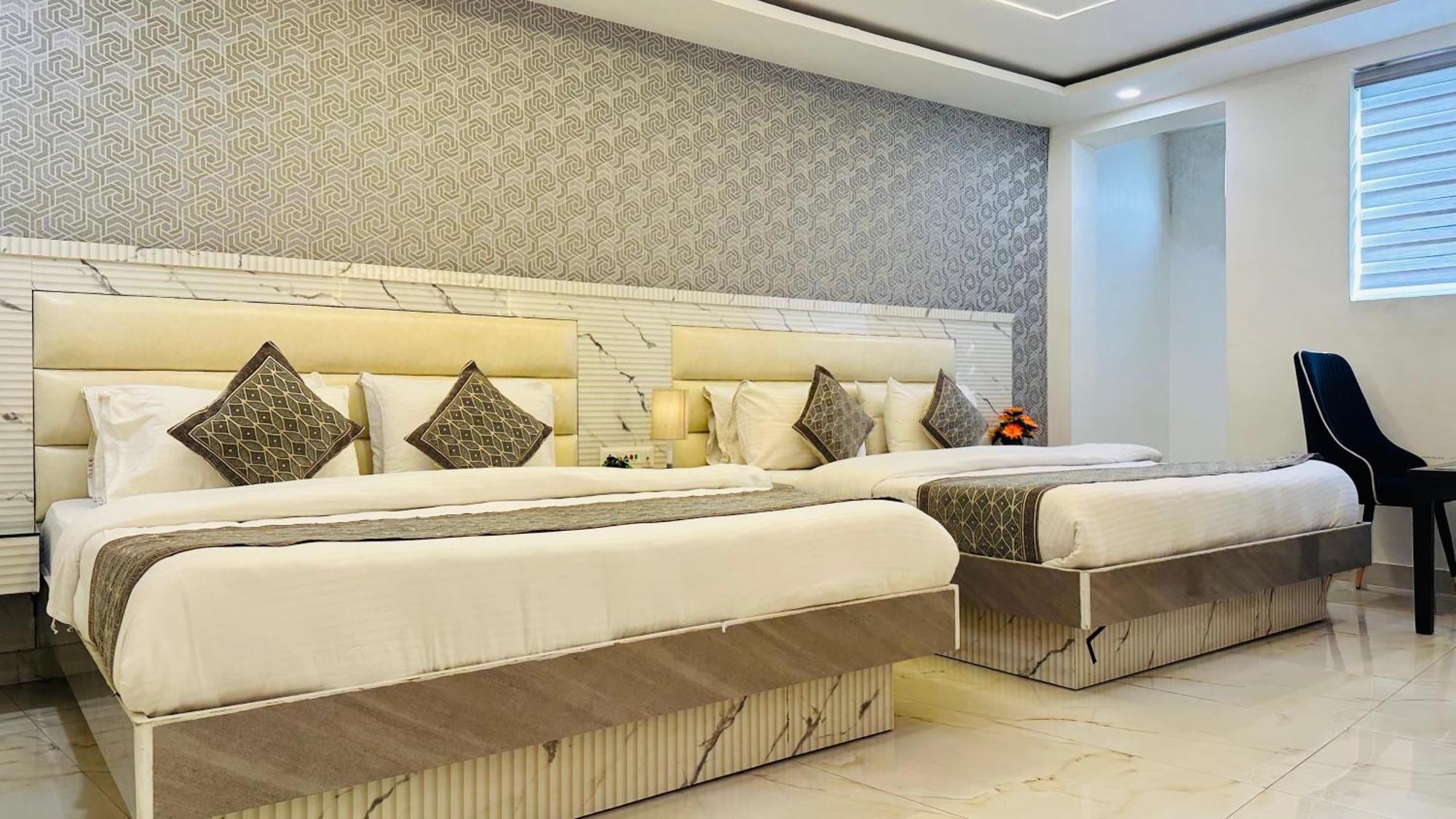 Hotel Krishna Deluxe-By Rcg Hotels New Delhi Bagian luar foto