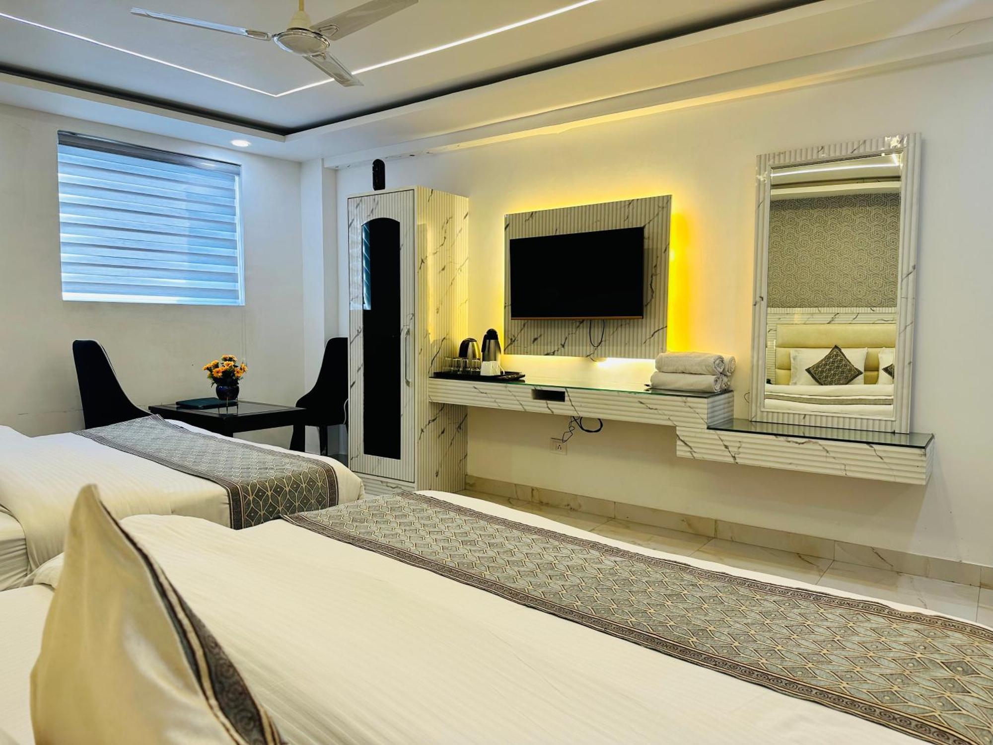 Hotel Krishna Deluxe-By Rcg Hotels New Delhi Bagian luar foto