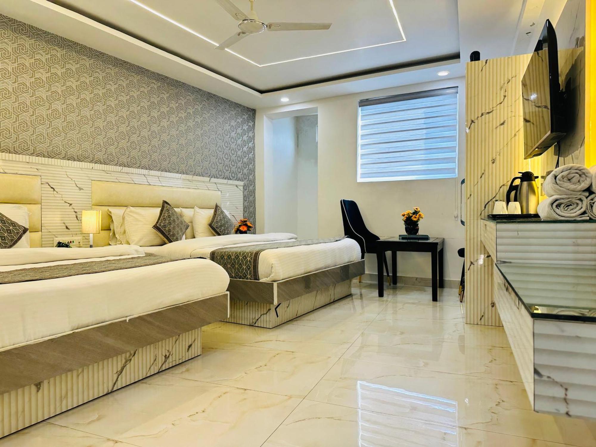 Hotel Krishna Deluxe-By Rcg Hotels New Delhi Bagian luar foto