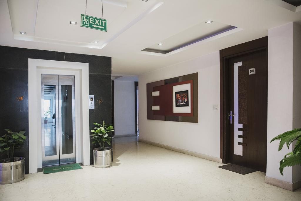 Hotel Krishna Deluxe-By Rcg Hotels New Delhi Bagian luar foto