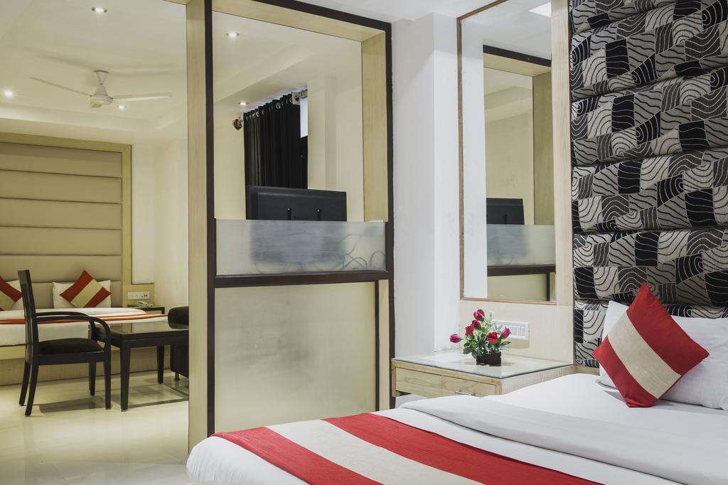 Hotel Krishna Deluxe-By Rcg Hotels New Delhi Bagian luar foto