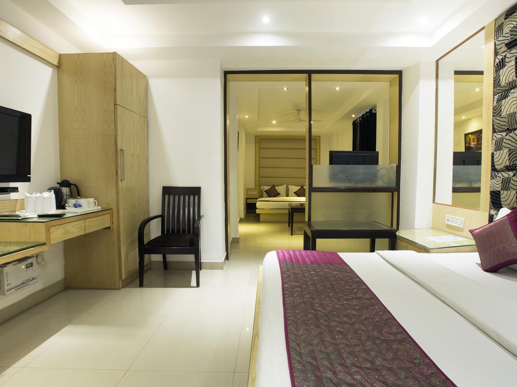 Hotel Krishna Deluxe-By Rcg Hotels New Delhi Bagian luar foto
