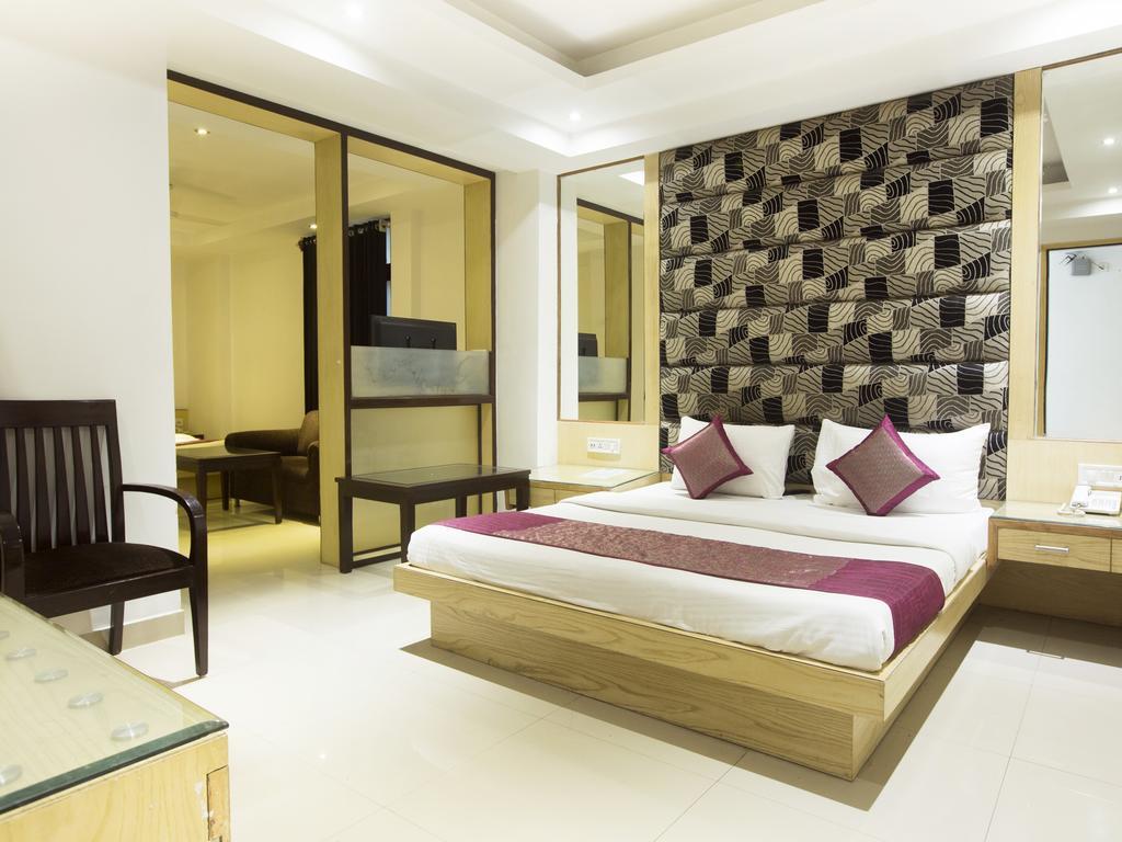 Hotel Krishna Deluxe-By Rcg Hotels New Delhi Bagian luar foto