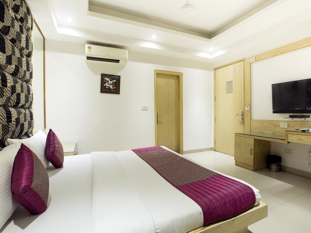 Hotel Krishna Deluxe-By Rcg Hotels New Delhi Bagian luar foto
