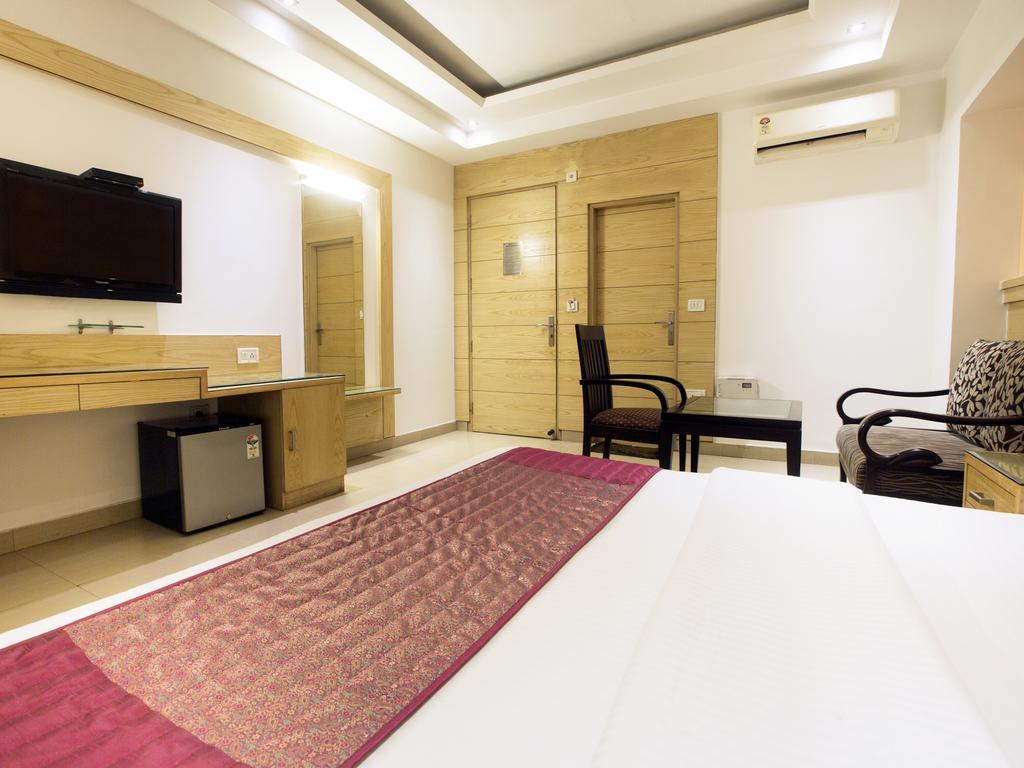 Hotel Krishna Deluxe-By Rcg Hotels New Delhi Bagian luar foto