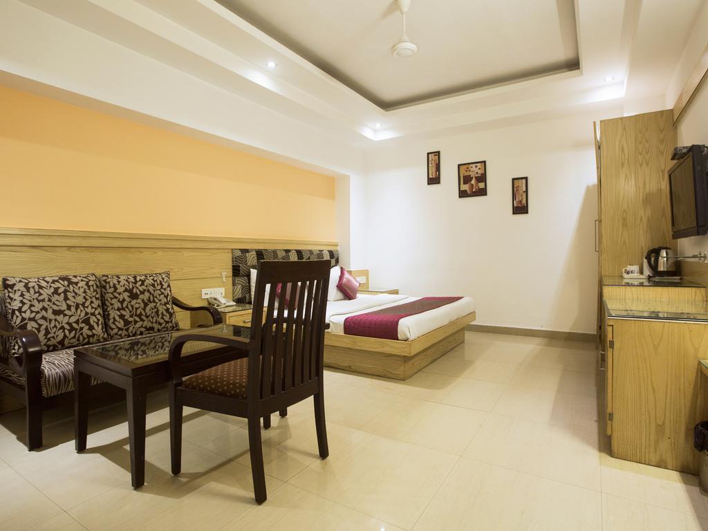Hotel Krishna Deluxe-By Rcg Hotels New Delhi Bagian luar foto