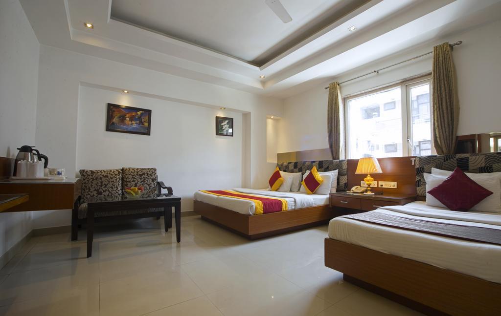 Hotel Krishna Deluxe-By Rcg Hotels New Delhi Bagian luar foto