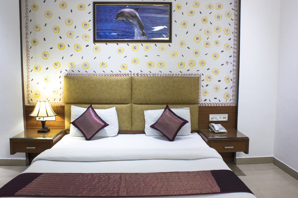 Hotel Krishna Deluxe-By Rcg Hotels New Delhi Bagian luar foto
