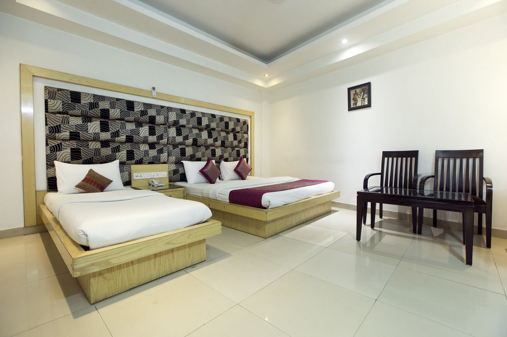 Hotel Krishna Deluxe-By Rcg Hotels New Delhi Bagian luar foto