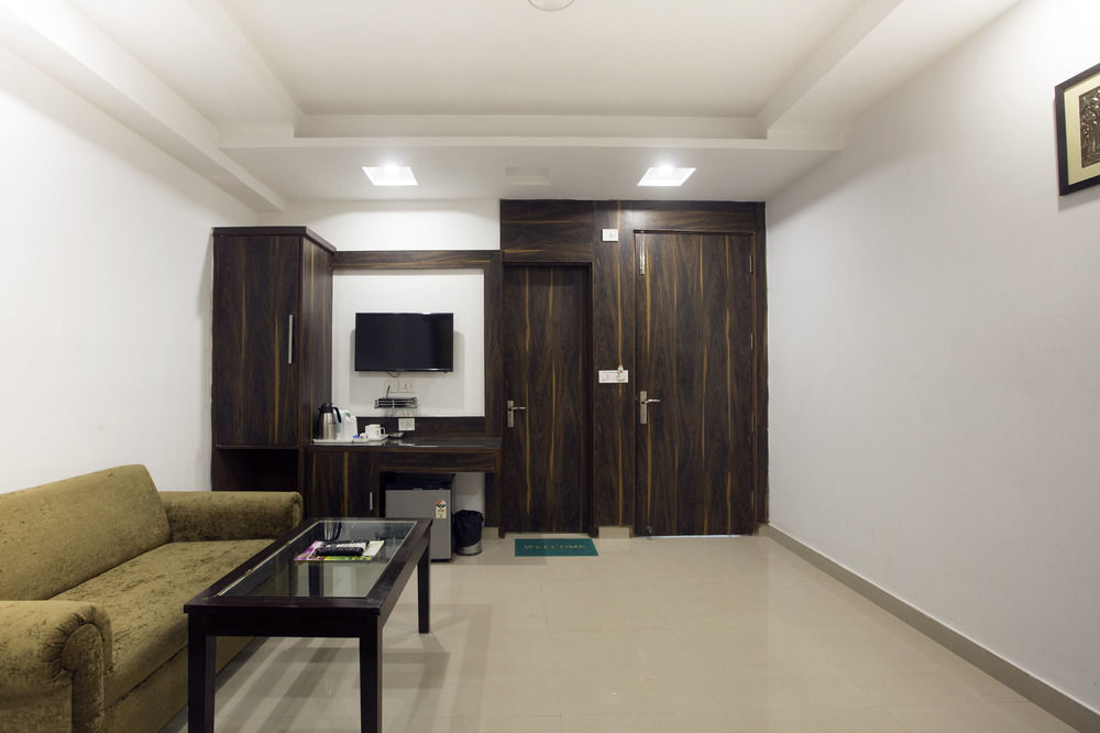 Hotel Krishna Deluxe-By Rcg Hotels New Delhi Bagian luar foto