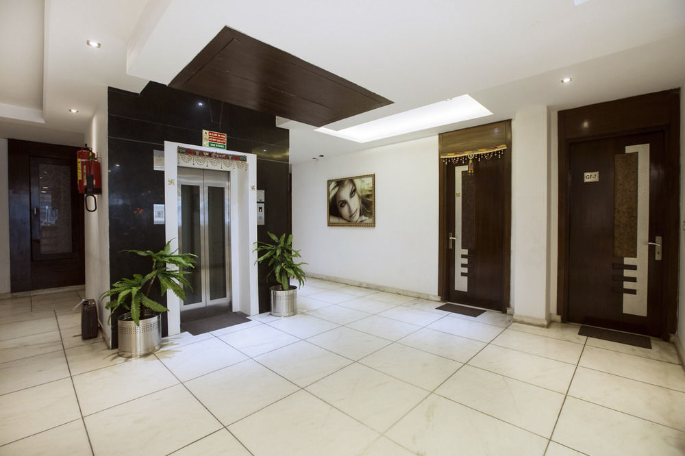 Hotel Krishna Deluxe-By Rcg Hotels New Delhi Bagian luar foto