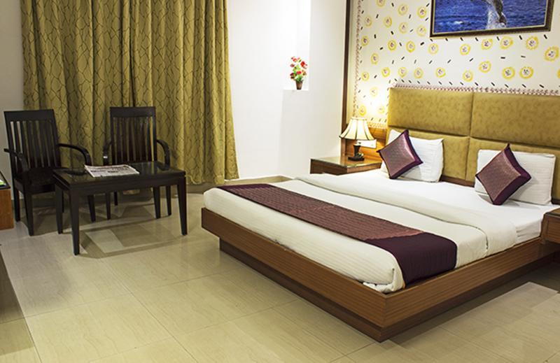 Hotel Krishna Deluxe-By Rcg Hotels New Delhi Bagian luar foto